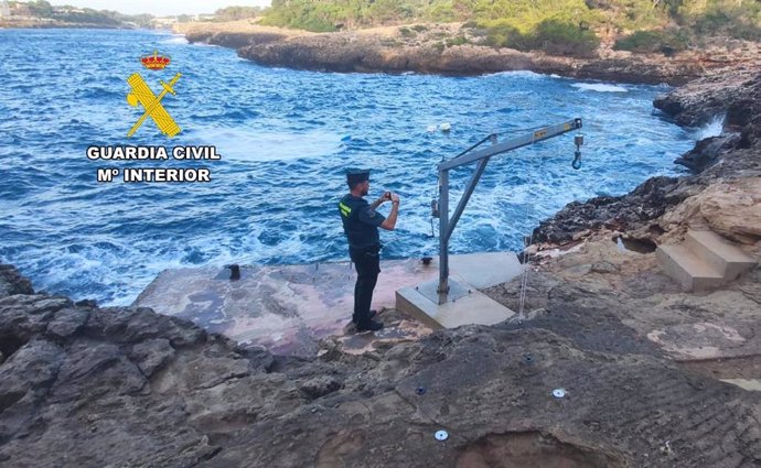 Agente de la Guardia Civil, junto a la instalación investigada.