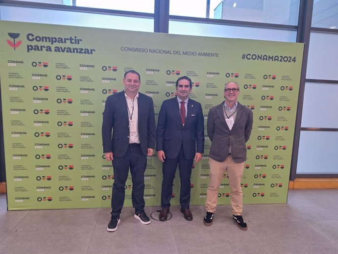 El presidente asiste a la sala dinámica que ha instalado Urbaser en Ifema con motivo del Congreso Nacional de Medio Ambiente (Conama), junto director de Tratamiento de Andalucía de Urbaser, Oscar Naranjo.