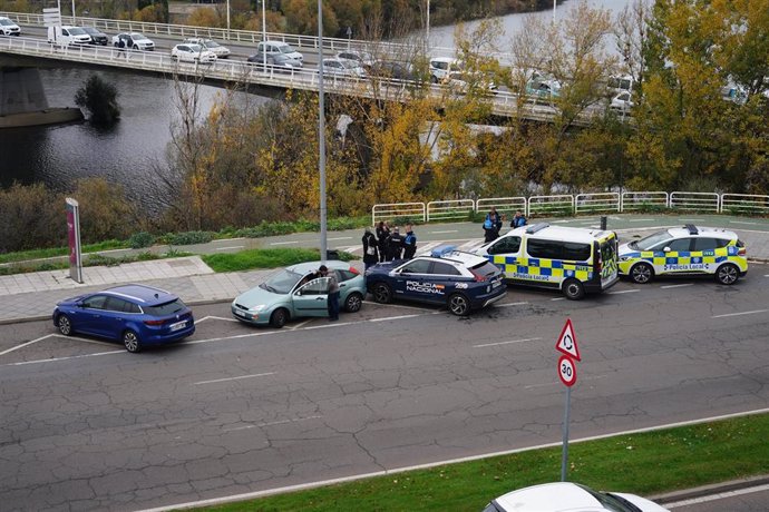 Dispositivo para el rescate de la mujer que se ha lanzado al río en Salamanca.