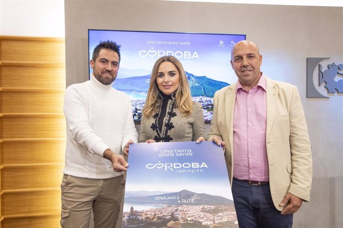 Narci Ruiz, entre Antonio García y David Ruiz, en la presentación de la campaña 'Una tierra para sentir'.