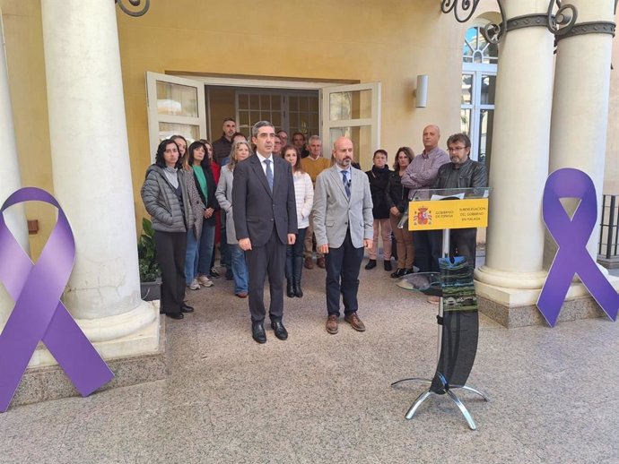 El subdelegado del Gobierno en Málaga, Javier Salas, ha participado este martes en el minuto de silencio guardado en la Subdelegación por el asesinato de Ana Leonor el pasado sábado, día 30 de noviembre, en Pasaia (Guipúzcoa).