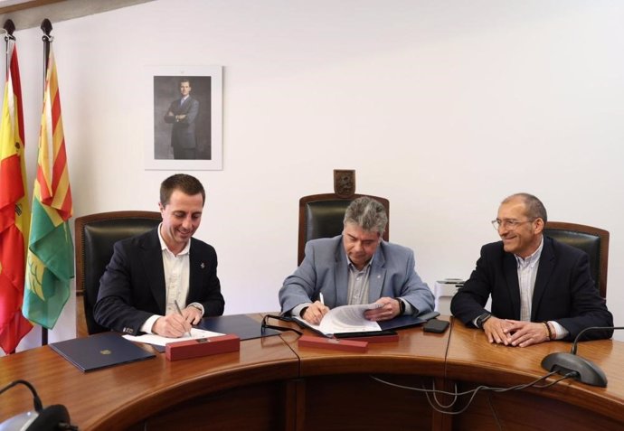 El presidente del Consell de Mallorca, Llorenç Galmés, firma dos convenios con Sa Pobla