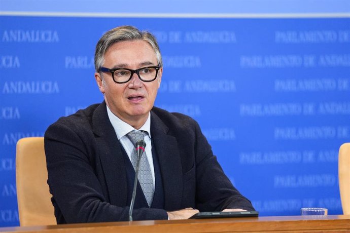 El portavoz del Grupo Parlamentario Vox, Manuel Gavira, durante la ronda de ruedas de prensa de portavoces de los grupos parlamentarios en el Parlamento de Andalucía, a 3 de diciembre de 2024 en Sevilla (Andalucía, España). Los portavoces de los grupos pa