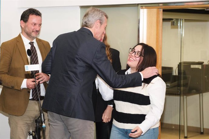 El presidente de la Xunta, Alfonso Rueda, visita la empresa Ednon SL en Santiago.