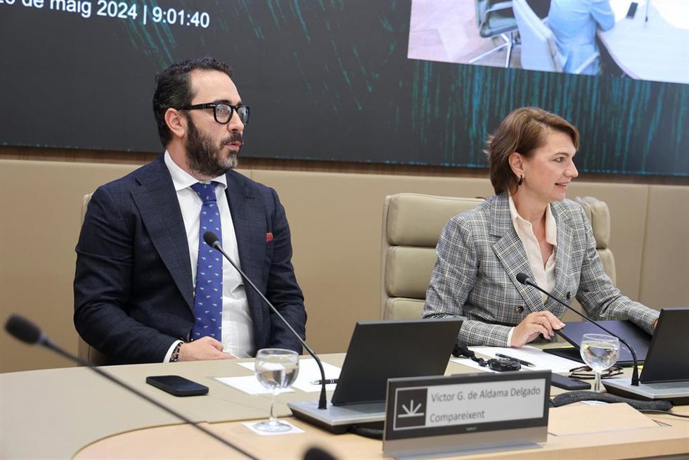 Archivo - El presidente del Zamaro CF, Víctor de Aldama, sentado junto a la secretaria de la comisión y diputada regional del PP Margalida Durán, comparece ante la comisión no permanente de investigación en el Parlament balear, a 20 de mayo de 2024, en