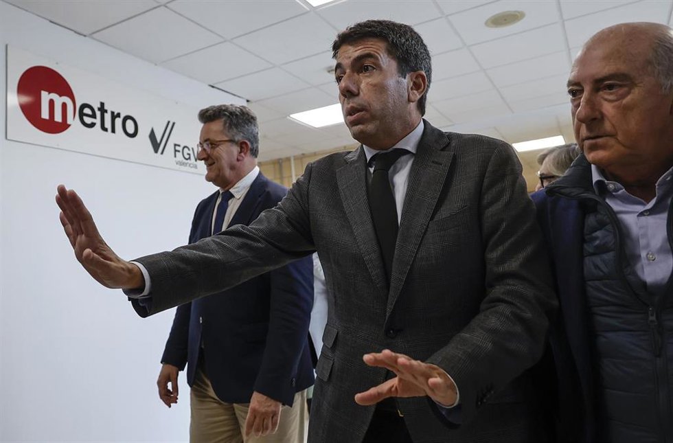 El president de la Generalitat valenciana, Carlos Mazón, a su llegada a la visita al puesto de mando provisional de Metrovalencia, a 3 de diciembre de 2024, en Valencia, Comunidad Valenciana (España).