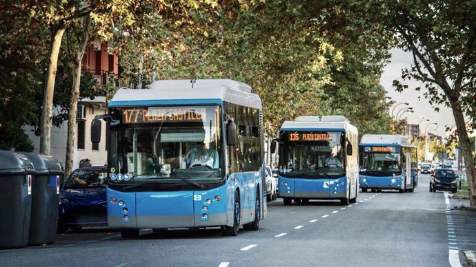 Archivo - Autobuses urbanos en Toledo