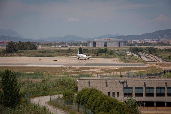 Archivo - Un avión en el aeropuerto de Josep Tarradellas Barcelona-El Prat