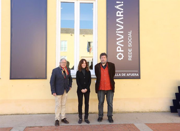 El comisario de las jornadas 'Pensamiento sur(b)terráneo',  Joaquín Vázquez (i); la directora del Centro Andaluz de Arte Contemporáneo,  Jimena Blázquez (c); y el segundo, comisario de las jornadas, Pedro G. Romero (d).