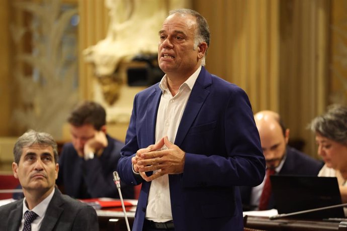 Archivo - El diputado del PSIB Llorenç Pou defiende la PNL socialista para incrementar el personal del SOIB. Archivo.