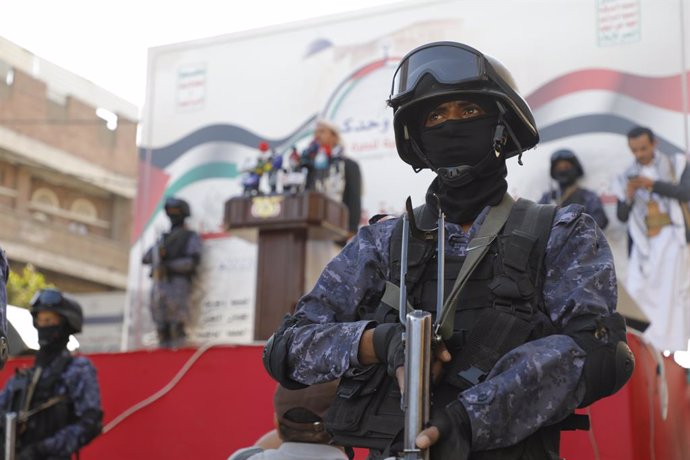 Archivo - December 8, 2023, SANAA, Sanaa, Yemen: Members of Yemen's Huthi-affiliated security forces stand guard during a demonstration in solidarity with the Palestinian people..The United States imposed sanctions on Thursday on 13 individuals and entiti