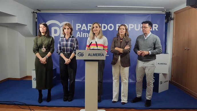 En el centro, la diputada nacional del PP Maribel Sánchez Torregrosa. 