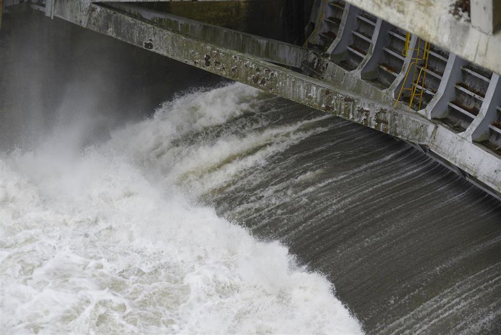 Archivo - El embalse de Velle liberando agua del río Miño, a 4 de noviembre de 2023, en Ourense, Galicia (España). La borrasca Domingos ha dejado en la provincia de Ourense 32 incidencias, entre las que se encuentran la caída de árboles, desprendimiento