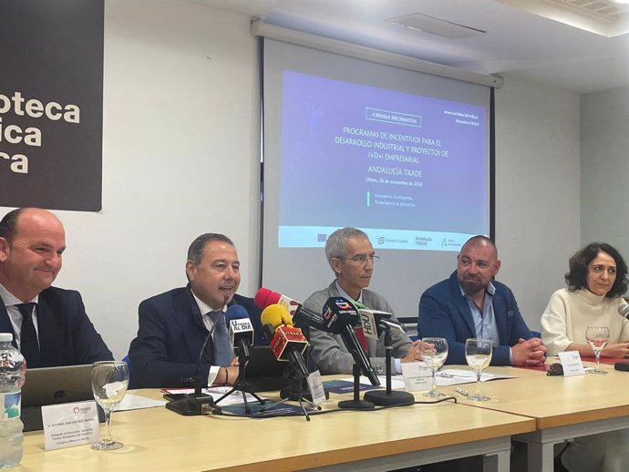 El delegado del Gobierno andaluz en Sevilla, Ricardo Sánchez, en la presentación de los incentivos para fortalecer el crecimiento empresarial de Utrera, junto al alcalde, Franscisco Jiménez.