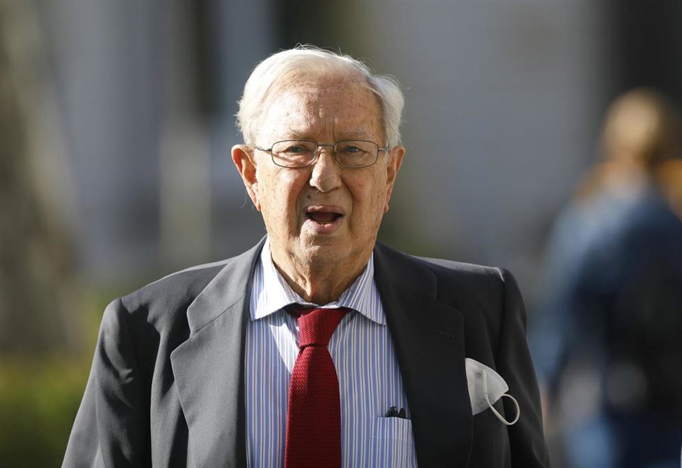Archivo - El ex embajador de España en Venezuela Raúl Morodo a su llegada a la Audiencia Nacional para declarar como imputado por el dinero que él y su entorno habrían recibido de la petrolera venezolana PDVSA, a 20 de septiembre de 2021, en Madrid, (Es