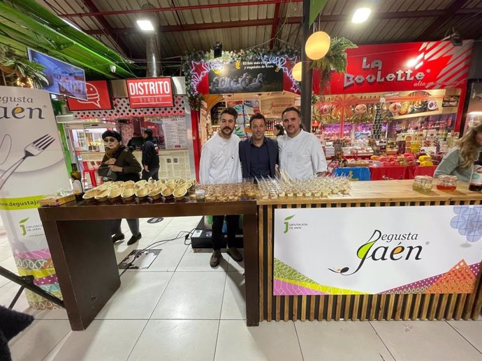 El diputado Javier Perales (centro) junto a los  cocineros jiennenses Juan Carlos García y Santi Bea