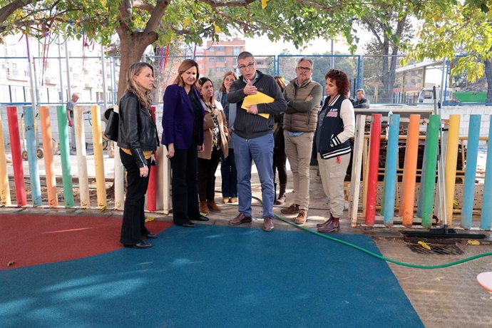 La alcaldesa de València, María José Catalá, visita los trabajos del Centro de Educación Especial Rosa Llàcer