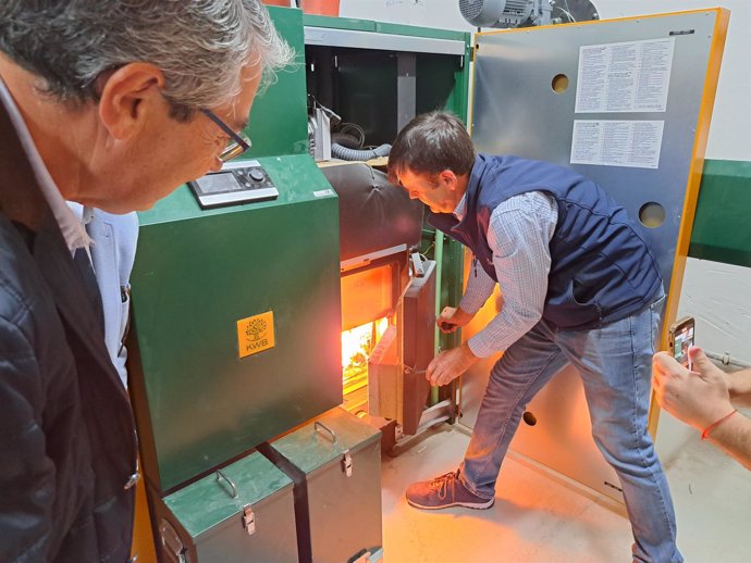 El presidente de la Diputación de Málaga, Francisco Salado, ha visitado las actuaciones que se han realizado en instalaciones para biomasa en Ojén y Tolox junto a los alcaldes de ambos municipios, Juan Merino y Jerónimo Macías, respectivamente.