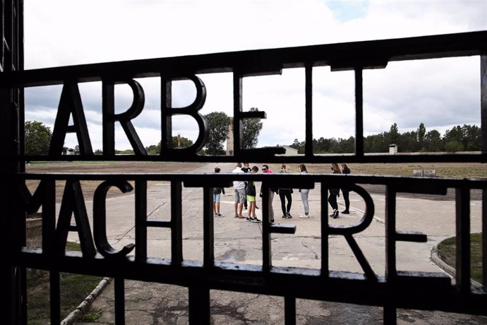 Archivo - Una puerta de acceso al memorial del campo de concentración nazi de Sachsenhausen, en Uraniemburgo, Alemania (archivo)