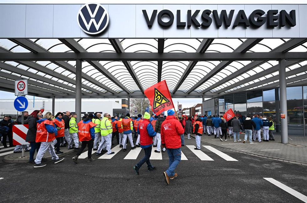 Los empleados de Volkswagen participan en una huelga de advertencia en la planta de Zwickau, Alemania. 