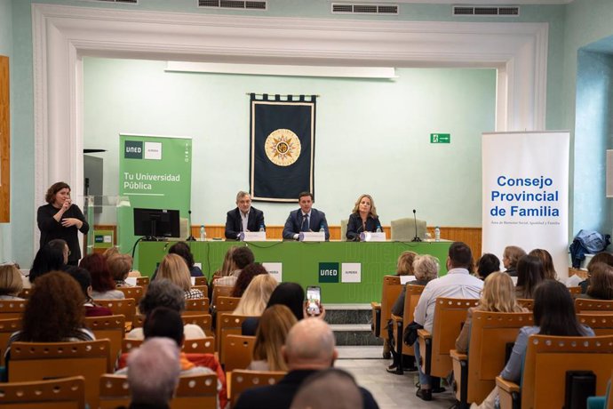 El presidente de la Diputación de Almería, Javier Aureliano García, preside la última reunión de 2024 del Consejo Provincial de Familia en Almería.