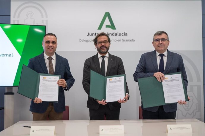 El presidente de la Diputación de Granada, Francis Rodríguez, el delegado del Gobierno andaluz, Antonio Granados, y el subdelegado del Ejecutivo central, José Antonio Montilla, de izquierda a derecha en la imagen