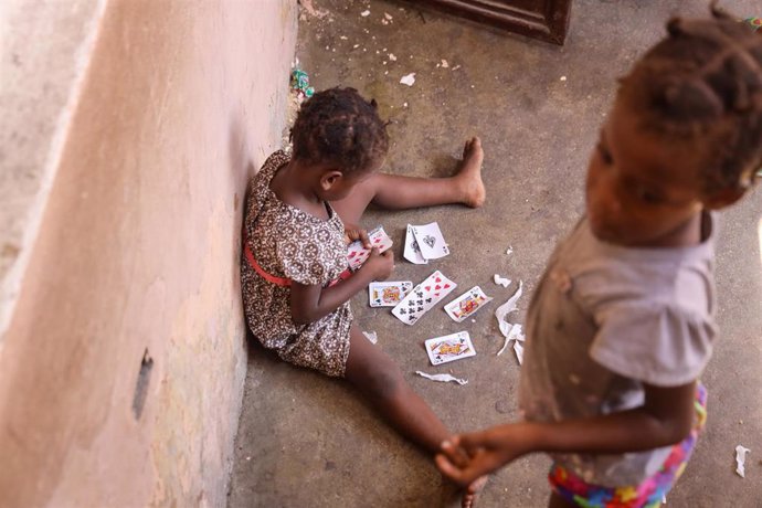 Unas niñas juegan en una escuela de Artibonite, Haití