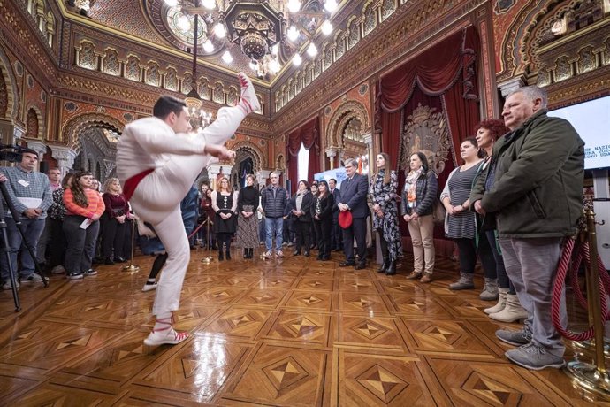 El alcalde, Juan Mari Aburto, presidente el homenaje a los grupos de danzas de Bilbao