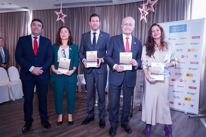 Presentación del 'VII Barómetro de la Inversión Extranjera en Málaga' con el alcalde de Málaga, Francisco de la Torre, junto a la concejala delegada de Innovación, Digitalización y Captación de Inversiones, Alicia Izquierdo, entre otros.