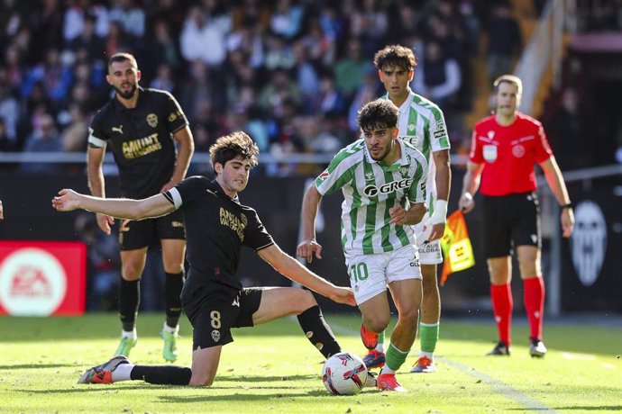 El jugador del Real Betis Abde Ezzalzoul y el del Valencia Javi Guerra durante el duelo liguero entre valencianos y andaluces en LaLiga EA Sports 2024-25.