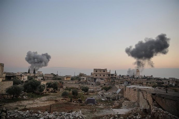 Columnas de humo tras varios bombardeos del Ejército de Siria contra la ciudad de Alepo, tomada por rebeldes y yihadistas en una ofensiva a gran escala lanzada el 27 de noviembre de 2024 (archivo)