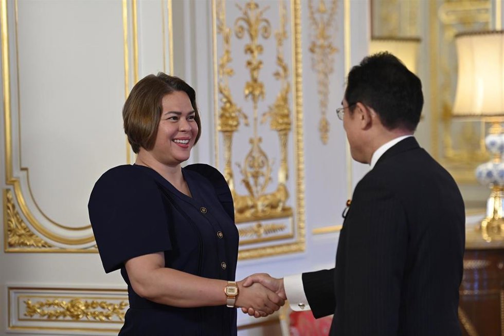 Archivo - La vicepresidenta de Filipinas, Sara Duterte, saluda al que fuera primer ministro de Japón, Fumio Kishida.