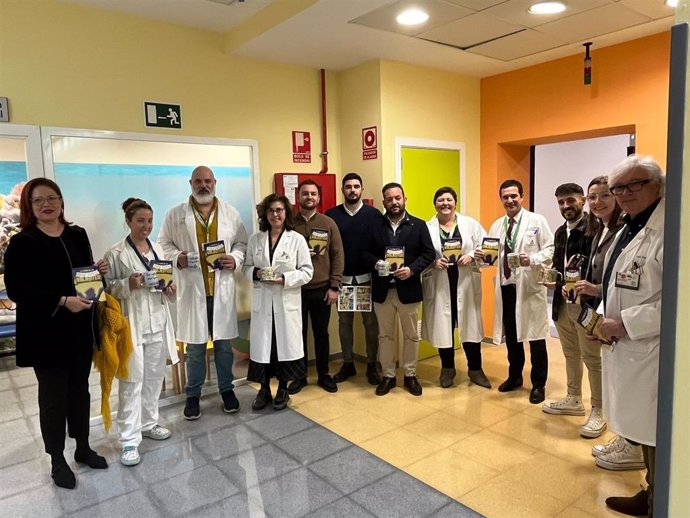 Entrega de material solidario en el Virgen del Rocío.