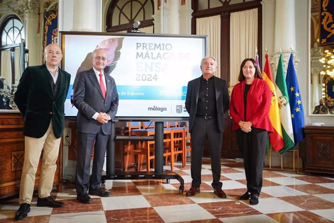 El Alcalde De Málaga, Francisco De La Torre, Junto A La Concejala Delegada De Cultura Y Patrimonio Histórico, Mariana Pineda, Anuncia La Obra Ganadora Del XVI Premio Málaga De Ensayo 'José María González Ruiz'