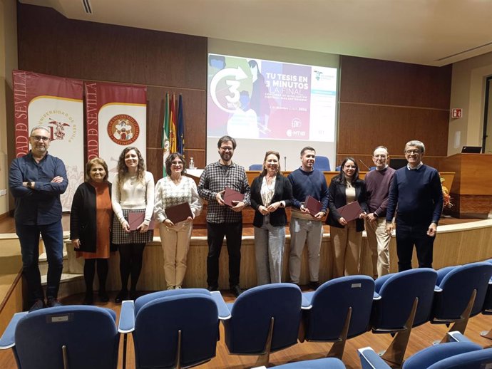 Ganadores del concurso con los miembros del comité evaluador.