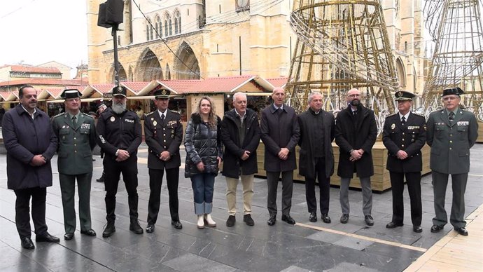 Nicanor Sen, en el centro, durante la presentación de la campaña de seguridad en Navidad.