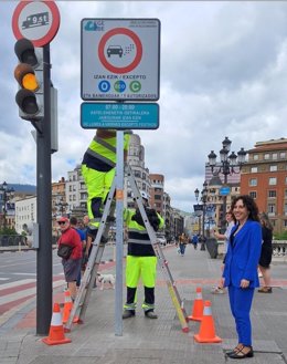 Nora Abete junto a una señal de Zona de Bajas Emisiones