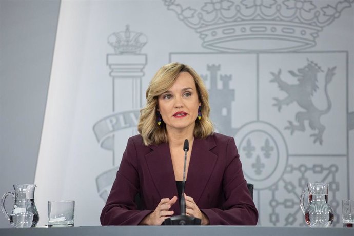 La ministra de Educación, Formación Profesional y Deportes, Pilar Alegría, durante una rueda de prensa posterior al Consejo de Ministros, en el Palacio de La Moncloa, a 3 de diciembre de 2024, en Madrid (España). 