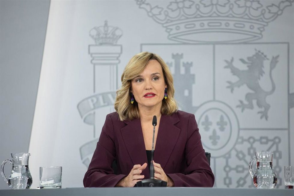 La ministra de Educación, Formación Profesional y Deportes, Pilar Alegría, durante una rueda de prensa posterior al Consejo de Ministros, en el Palacio de La Moncloa, a 3 de diciembre de 2024, en Madrid (España). 