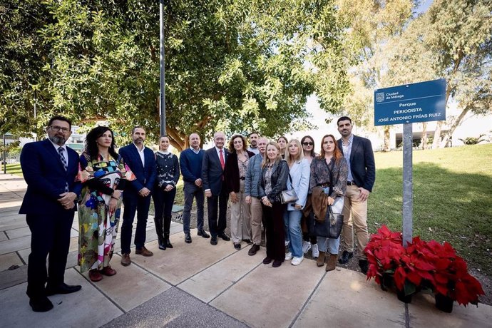 El alcalde de Málaga, Francisco de la Torre, junto al secretario de la Asociación de la Prensa de Málaga, Ángel Escalera; el director de Diario Sur, Manuel Castillo; y sus familiares, ha asistido a la inauguración de la placa en homenaje al periodista