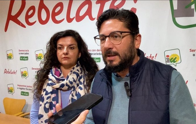 El coordinador provincial de IU en Cádiz, Jorge Rodríguez, atendiendo a la prensa.