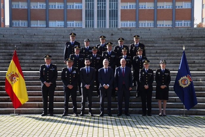 El ministro del Interior, Fernando Grande-Marlaska, posa con la junta de gobierno de la Policía Nacional