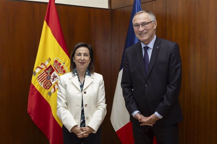 Jean-Marie Bockel, el enviado personal del presidente francés, Emmanuel Macron, se reúne con la ministra de Defensa, Margarita Robles.