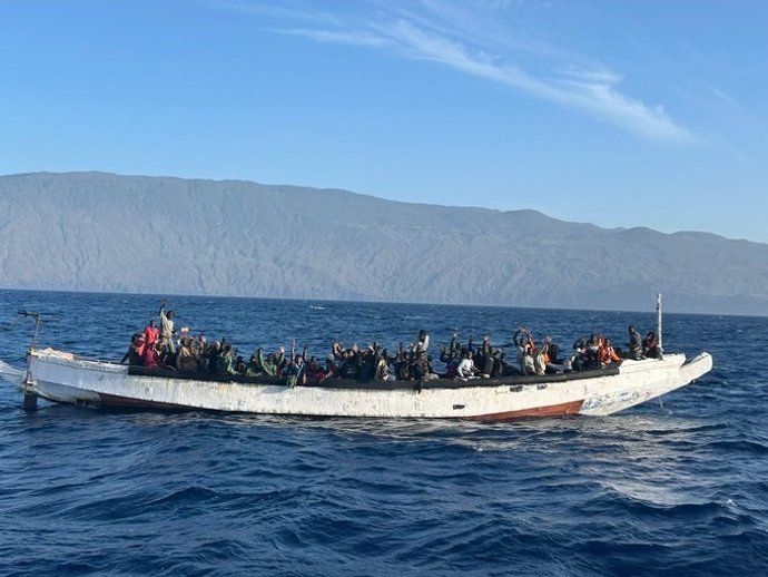 Cayuco con 121 personas rescatadas en aguas de El Hierro