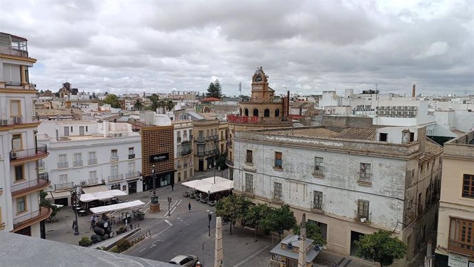 Archivo - Vista aérea del centro de Jerez y el edificio del Gallo Azul. ARCHIVO.