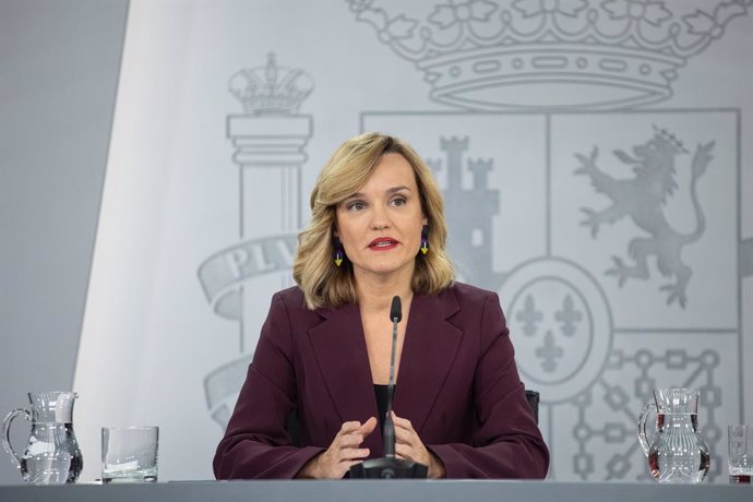 La ministra de Educación, Formación Profesional y Deportes, Pilar Alegría, durante una rueda de prensa posterior al Consejo de Ministros, en el Palacio de La Moncloa, a 3 de diciembre de 2024, en Madrid (España). El Consejo de Ministros ha aprobado, a pro