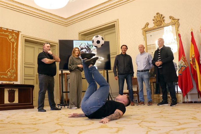 Un especialista en 'freestyle' de fútbol realiza acrobacias en la presentación del campeonato 'Goldball' que se desarrollará en Salamanca.