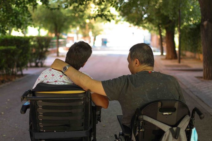 Archivo - Personas con discpacidad abrazadas. Imagen de archivo. 