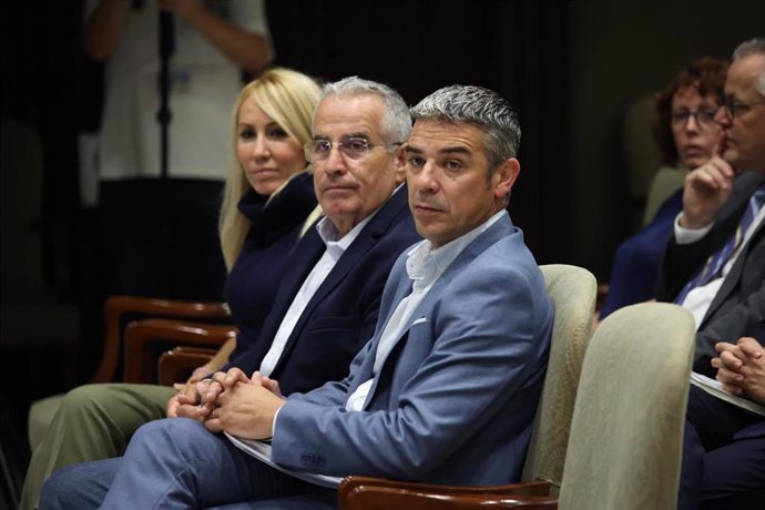 El consejero de Agricultura, Pesca y Soberanía Alimentaria, Narvay Quintero (1d), durante la inauguración de las “Jornadas Conecta Europa” en el Parlamento de Canarias, a 19 de noviembre de 2024, en Santa Cruz de Tenerife, Canarias (España). Las jornadas,