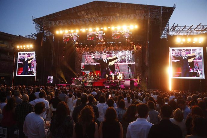 Archivo - El cantante Luis Miguel durante una actuación en 2024 en la plaza de toros de Córdoba. 